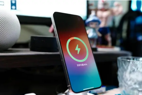 老城镇苹果15换屏服务分享用什么充电器给iPhone15充电更好 